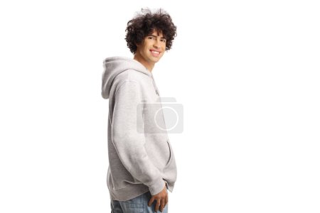 Téléchargez les photos : Guy aux cheveux bouclés dans un sweat à capuche gris souriant isolé sur fond blanc - en image libre de droit
