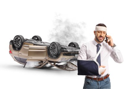 Foto de Hombre herido en un accidente de coche llamando al servicio de ayuda vial aislado sobre fondo blanco - Imagen libre de derechos