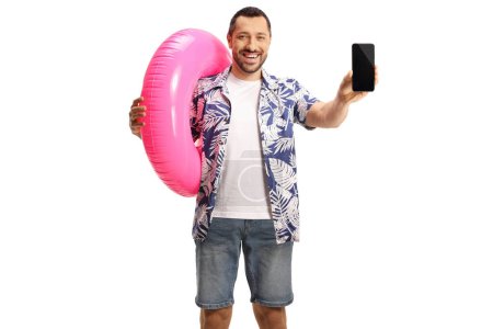 Foto de Joven sosteniendo un anillo de natación y mostrando un teléfono inteligente aislado sobre fondo blanco - Imagen libre de derechos