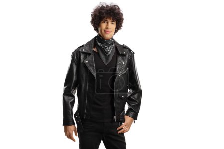 Téléchargez les photos : Homme vêtu d'une veste en cuir et écharpe noire autour du cou isolé sur fond blanc - en image libre de droit