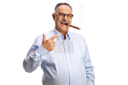 Foto de Hombre maduro fumando un cigarro y señalando aislado sobre fondo blanco - Imagen libre de derechos