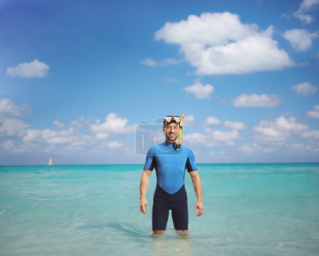 Téléchargez les photos : Homme portant une combinaison et un masque de plongée et debout dans l'eau, Cuba, Varadero - en image libre de droit