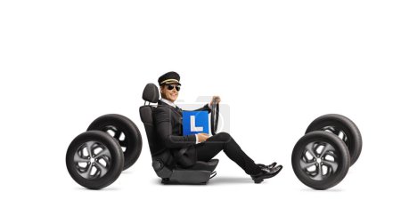 Téléchargez les photos : Chauffeur conduisant sur quatre roues et tenant une plaque d'apprenant isolée sur fond blanc - en image libre de droit