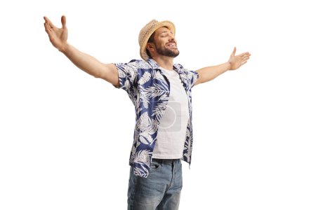 Téléchargez les photos : Jeune homme heureux avec un chapeau de paille jouissant de la vie et de la liberté isolé sur fond blanc - en image libre de droit