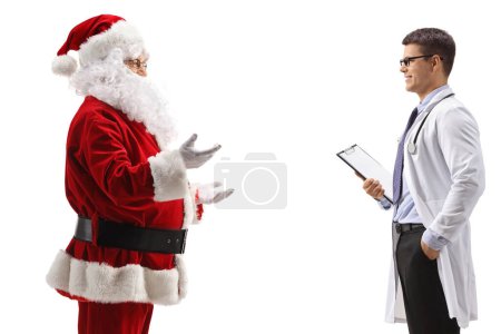 Téléchargez les photos : Plan de profil complet du père Noël parlant à un médecin masculin isolé sur fond blanc - en image libre de droit