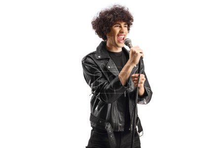 Téléchargez les photos : Singer dans une veste en cuir chantant sur un microphone isolé sur fond blanc - en image libre de droit