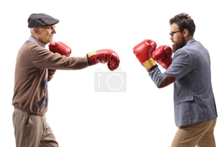 Foto de Hombre mayor y más joven luchando con guantes de boxeo aislados sobre fondo blanco - Imagen libre de derechos