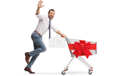 Foto de Hombre corriendo con y vacío carro de la compra y saludando a la cámara aislado sobre fondo blanco - Imagen libre de derechos
