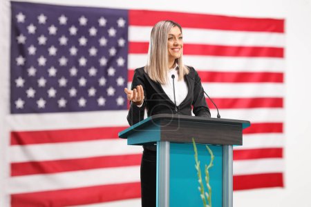 Téléchargez les photos : Jeune femme d'affaires américaine prononçant un discours sur un piédestal - en image libre de droit