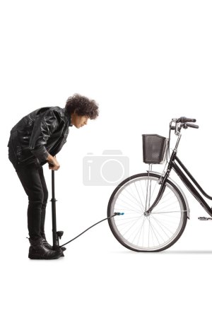 Téléchargez les photos : Jeune homme pompage un pneu de vélo plat isolé sur fond blanc - en image libre de droit
