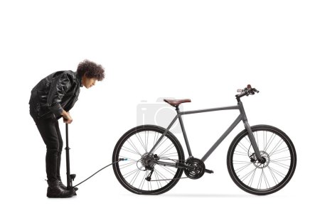 Foto de Imagen de perfil completo de un tipo bombeando un neumático de bicicleta plano aislado sobre fondo blanco - Imagen libre de derechos