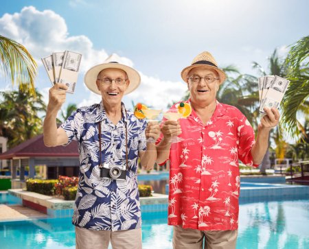 Téléchargez les photos : Touristes âgés avec cocktails et argent près d'une piscine - en image libre de droit