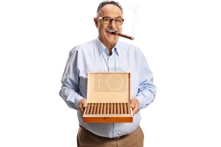 Téléchargez les photos : Homme mûr avec une boîte de cigares cubains isolés sur fond blanc - en image libre de droit