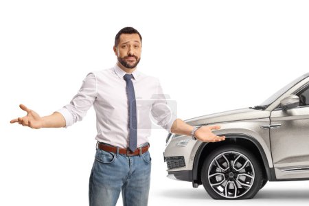 Téléchargez les photos : Homme debout devant une voiture avec un pneu crevé isolé sur fond blanc - en image libre de droit