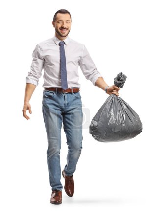 Téléchargez les photos : Portrait complet d'un homme portant un sac à déchets en plastique isolé sur fond blanc - en image libre de droit