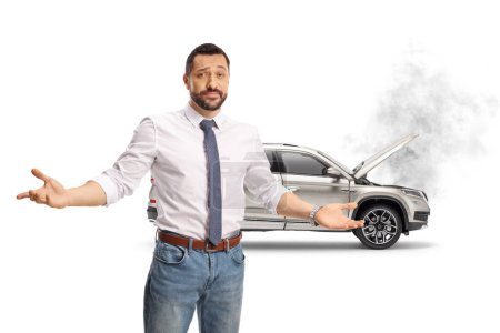 Téléchargez les photos : Conducteur avec un problème de voiture debout devant un VUS avec un capot ouvert isolé sur fond blanc - en image libre de droit