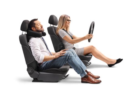 Téléchargez les photos : Femme conduisant et un passager masculin dans un siège auto avec un oreiller de voyage autour du cou isolé sur fond blanc - en image libre de droit