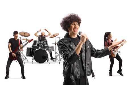 Téléchargez les photos : Chanteur rock avec guitaristes et batteur isolé sur fond blanc - en image libre de droit