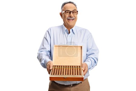 Téléchargez les photos : Homme mûr trouant une boîte de cigares et souriant isolé sur fond blanc - en image libre de droit