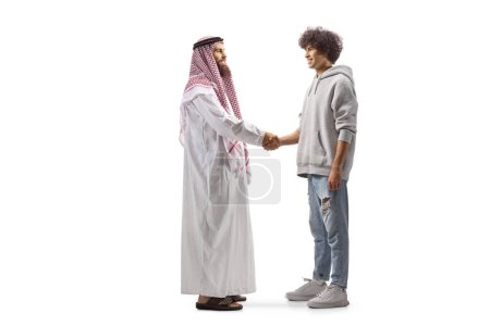 Foto de Hombre árabe saudí conociendo a un joven y estrechando manos aisladas sobre fondo blanco - Imagen libre de derechos