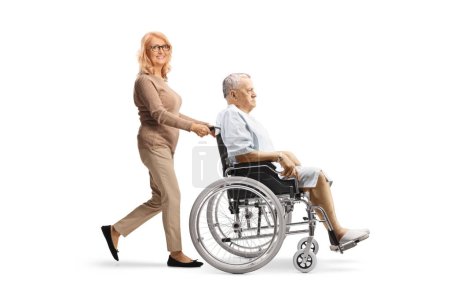 Téléchargez les photos : Femme poussant un patient dans un fauteuil roulant isolé sur fond blanc - en image libre de droit