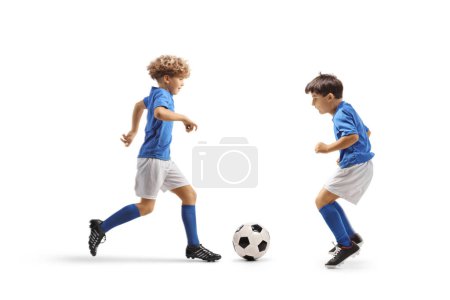 Foto de Dos chicos jugando al fútbol aislados sobre fondo blanco - Imagen libre de derechos