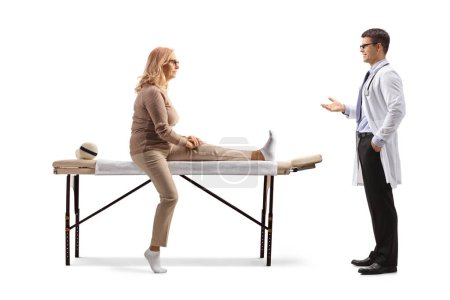 Foto de Mujer sentada en una mesa de terapia y hablando con un médico aislado sobre fondo blanco - Imagen libre de derechos