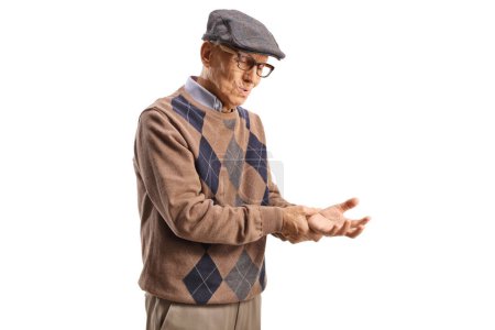 Téléchargez les photos : Homme âgé mesurant le rythme cardiaque sur son poignet isolé sur fond blanc - en image libre de droit