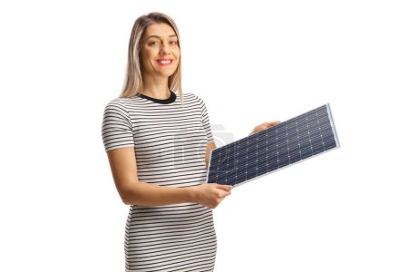 Foto de Mujer joven feliz sosteniendo un panel solar aislado sobre fondo blanco - Imagen libre de derechos