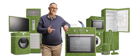 Foto de Hombre maduro apuntando a electrodomésticos de eficiencia energética verde aislados sobre fondo blanco - Imagen libre de derechos