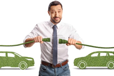 Téléchargez les photos : Homme branchant des câbles verts devant des véhicules électriques, concept d'énergie durable isolé sur fond blanc - en image libre de droit