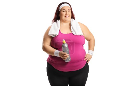 Foto de Ropa deportiva de mujer corpulenta sosteniendo una botella aislada sobre fondo blanco - Imagen libre de derechos