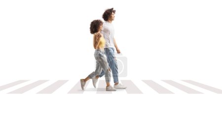 Téléchargez les photos : Petit ami et petite amie traversant une rue ensemble dans embrasser isolé sur fond blanc - en image libre de droit