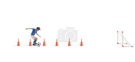 Téléchargez les photos : Plan complet d'un garçon en maillot bleu entrainement football avec des obstacles cônes isolé sur fond blanc - en image libre de droit
