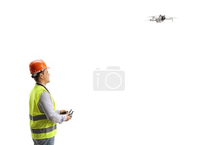 Foto de Ingeniero volando un dron con un mando a distancia aislado sobre fondo blanco - Imagen libre de derechos
