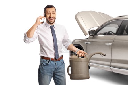 Téléchargez les photos : Homme avec un 4x4 tenant une cartouche d'essence et utilisant un smartphone isolé sur fond blanc - en image libre de droit