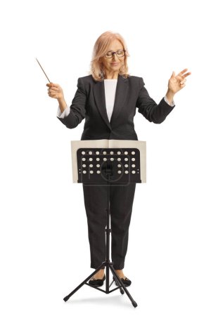 Téléchargez les photos : Chef d'orchestre féminin se produisant avec un support de note de musique isolé sur fond blanc - en image libre de droit