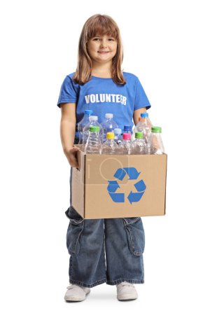 Téléchargez les photos : Petite fille bénévole tenant une boîte avec des bouteilles en plastique pour le recyclage isolé sur fond blanc, sauver le concept de la terre - en image libre de droit