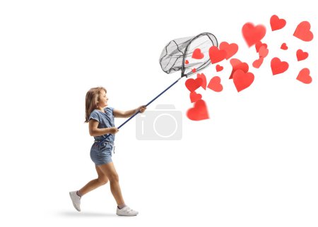 Téléchargez les photos : Petite fille courant et attrapant les cœurs avec un filet isolé sur fond blanc - en image libre de droit