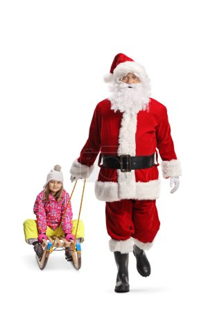 Téléchargez les photos : Santa claus marche vers la caméra avec un enfant sur un traîneau isolé sur fond blanc - en image libre de droit
