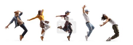 Téléchargez les photos : Groupe de jeunes dansant les uns derrière les autres isolés sur fond blanc - en image libre de droit