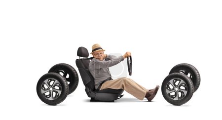 Foto de Conductor de edad avanzada en un asiento de coche que experimenta dolor de cuello aislado sobre fondo blanco - Imagen libre de derechos