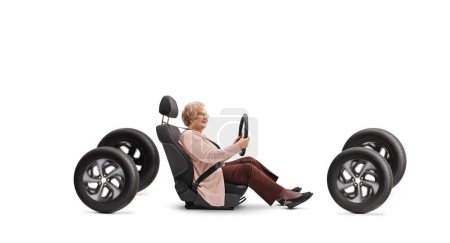 Téléchargez les photos : Femme âgée conducteur, siège auto et quatre pneus isolés sur fond blanc - en image libre de droit