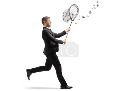 Téléchargez les photos : Homme d'affaires courant et attrapant des papillons avec un filet isolé sur fond blanc - en image libre de droit