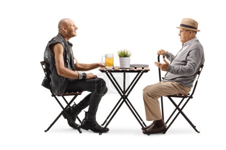 Téléchargez les photos : Pensionné parlant à un punk avec une pinte de bière dans un café isolé sur fond blanc - en image libre de droit