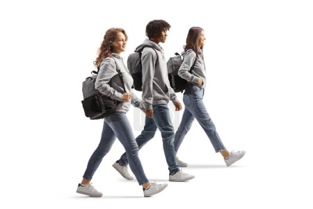 Foto de Foto de perfil completo de una estudiante afroamericana y estudiantes caucásicas caminando aisladas sobre fondo blanco - Imagen libre de derechos