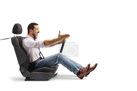 Foto de Enojado conductor masculino gritando aislado sobre fondo blanco - Imagen libre de derechos