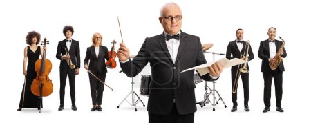 Téléchargez les photos : Chef d'orchestre debout devant un orchestre philharmonique isolé sur fond blanc - en image libre de droit