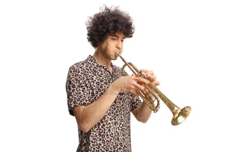 Téléchargez les photos : Jeune artiste masculin jouant une trompette isolée sur fond blanc - en image libre de droit