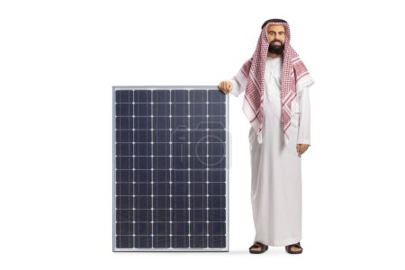 Foto de Hombre árabe saudí con un panel solar aislado sobre fondo blanco - Imagen libre de derechos